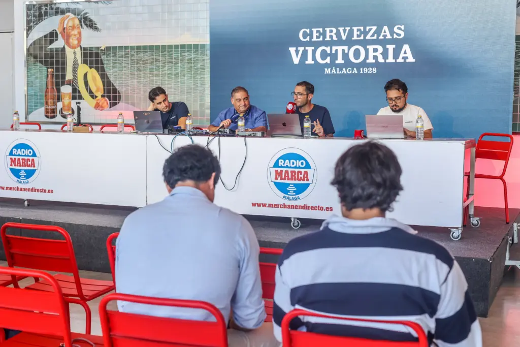 Radio MARCA Málaga y Cervezas Victoria brindan un gran apoyo al polideportivo en el programa especial del 26 de octubre 2 2 GALERIA CERVEZAS VICTORIA Y RADIO MARCA MALAGA