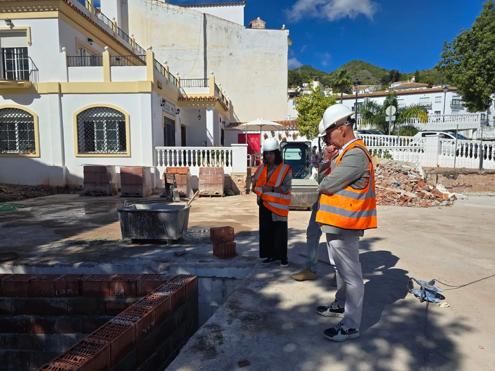 Lara visita los trabajos de rehabilitación de la plaza del Alguacil y el aparcamiento de La Cazalla en Benalmádena Pueblo 2 2 - PARKING LA CAZALLA BENALMÁDENA