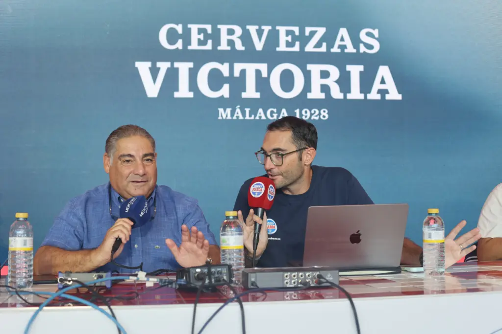 Radio MARCA Málaga y Cervezas Victoria brindan un gran apoyo al polideportivo en el programa especial del 26 de octubre 3 3 GALERIA CERVEZAS VICTORIA Y RADIO MARCA MALAGA