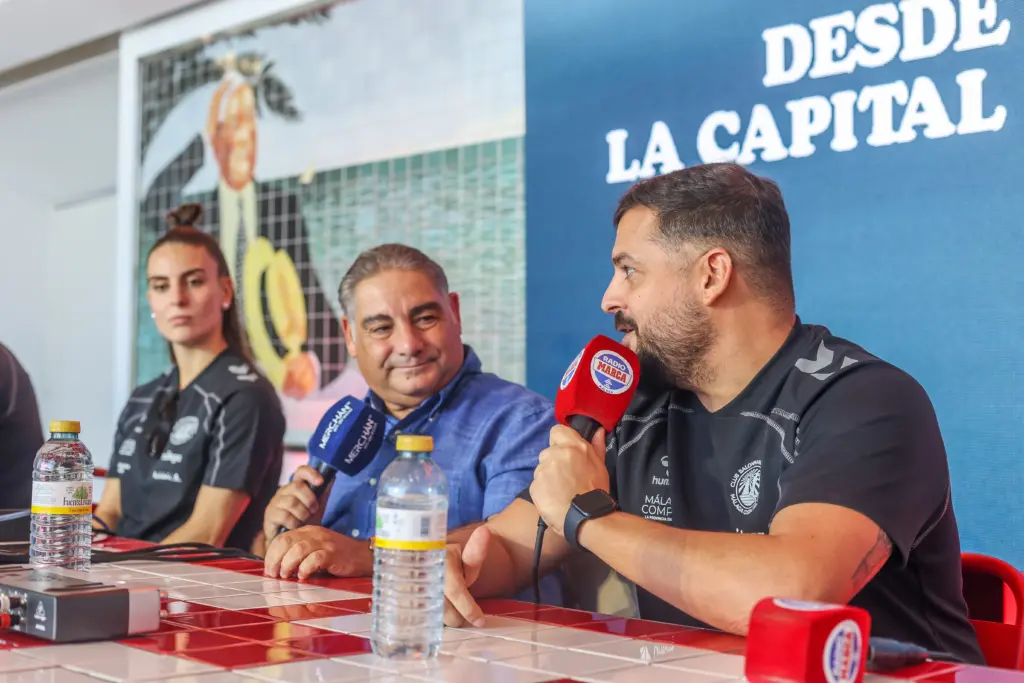 Radio MARCA Málaga y Cervezas Victoria brindan un gran apoyo al polideportivo en el programa especial del 26 de octubre 4 4 GALERIA CERVEZAS VICTORIA Y RADIO MARCA MALAGA