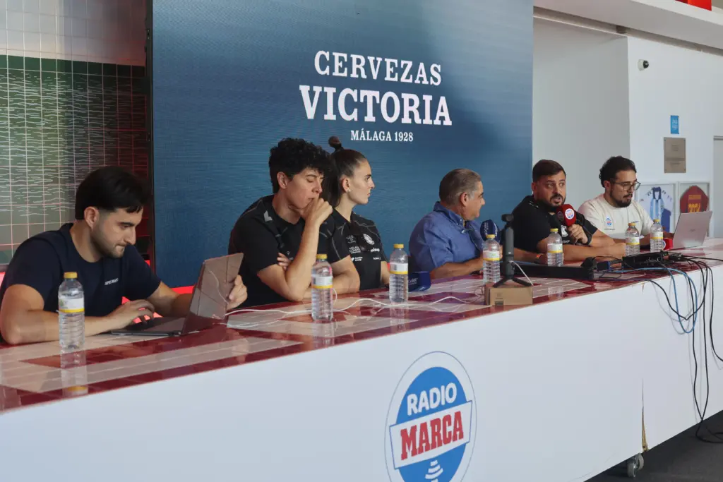 Radio MARCA Málaga y Cervezas Victoria brindan un gran apoyo al polideportivo en el programa especial del 26 de octubre 11 6 GALERIA CERVEZAS VICTORIA Y RADIO MARCA MALAGA
