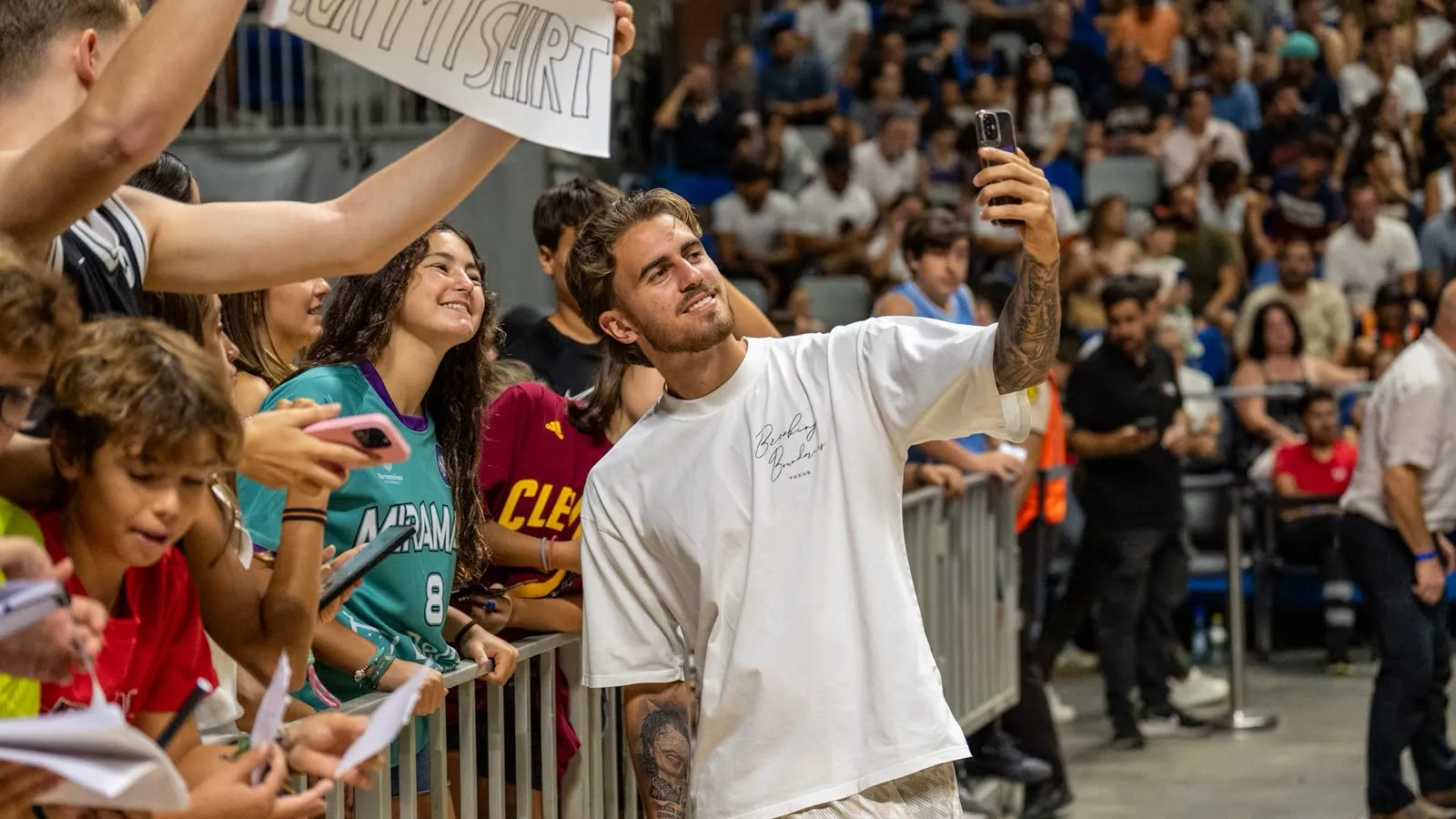 Perry, Vidorreta, Niño, Joaquín Muñoz... el Unicaja y el Málaga CF se 'cuelan' en la fiesta de los Cavs 2 ADRIÁN NIÑO ENTRENAMIENTO CAVS CARPENA