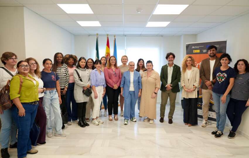 Mula y Marquez posan con los beneficiarios de los cursos formativos de Diputacion