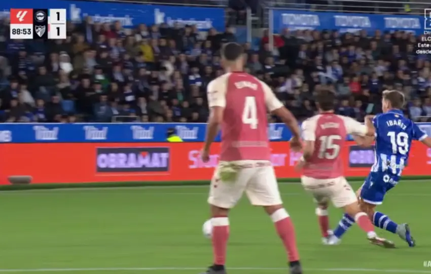 PISOTÓN A RECIO EN EL ALAVÉS VS MÁLAGA CF