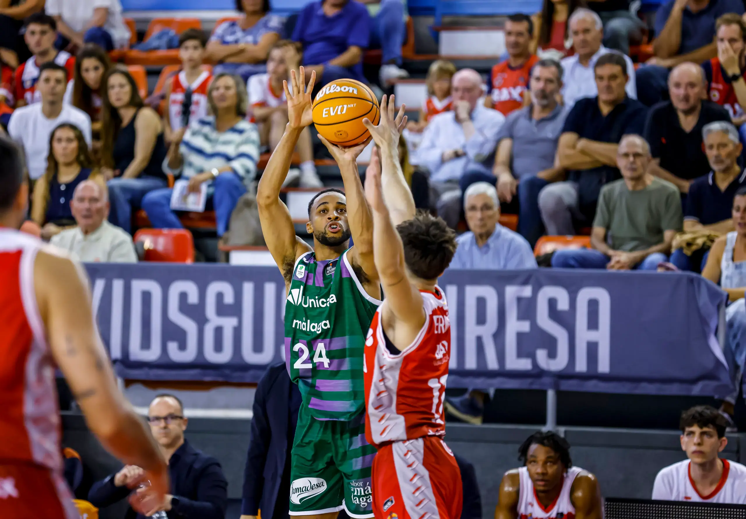 UNA EXHBICIÓN DE HUNT SELLA LA VICTORIA DEL UNICAJA EN MANRESA - CRÓNICA