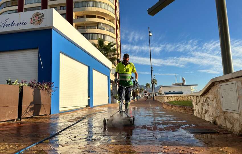 Un operario realiza limpieza con disco en un tramo del Paseo Maritimo