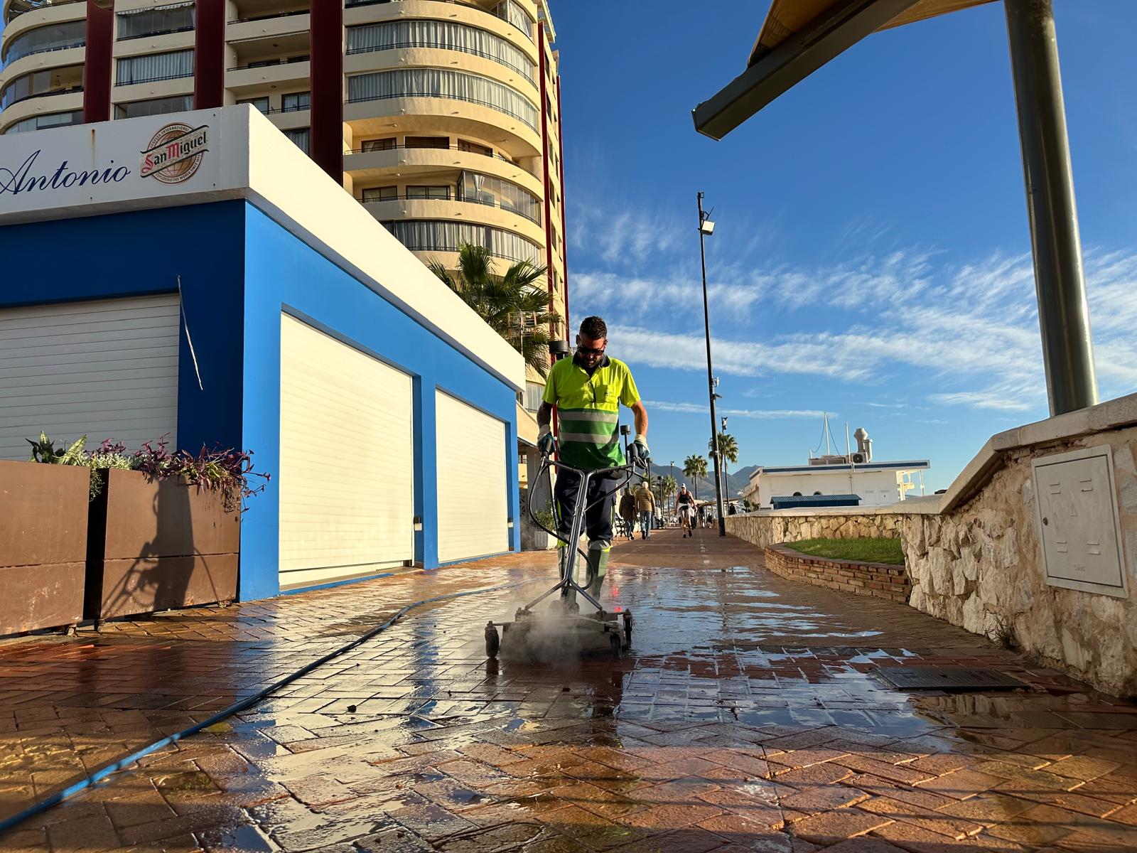 Un operario realiza limpieza con disco en un tramo del Paseo Maritimo