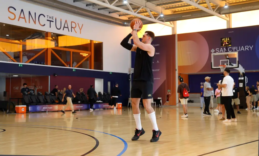 Los jugadores del Málaga CF se suman a la 'fiebre NBA' de Cavs 4 hezonja cavs